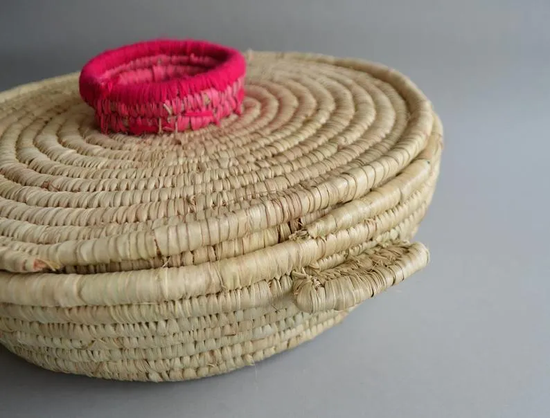 Round woven wicker basket - Sewing